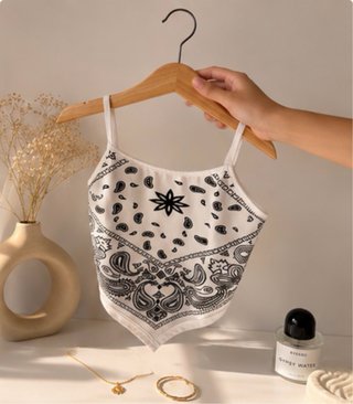 Top estilo bandana blanco y negro