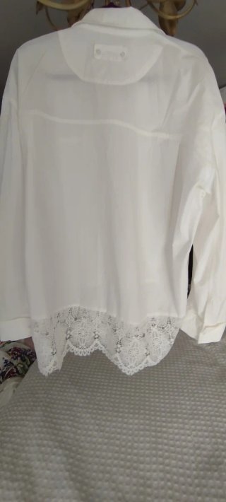 Camisa blanca oversize con encaje