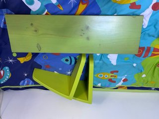Baldas de madera y plastico verdes
