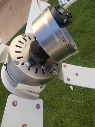 Ventilador de techo gris y blanco