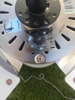 Ventilador de techo gris y blanco