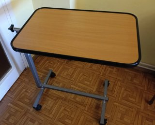 Mesa Auxiliar Regulable con Ruedas