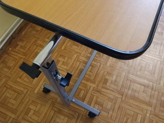 Mesa Auxiliar Regulable con Ruedas