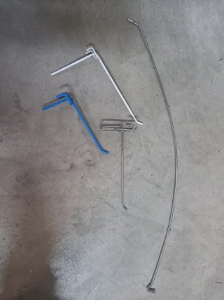 Estanterías metálicas comercio con ganchos.