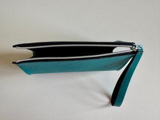 Pochette borsa con cerniera e cinturino da polso