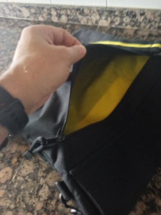 Bandolera negra con detalles amarillos