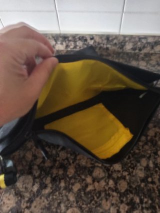 Bandolera negra con detalles amarillos
