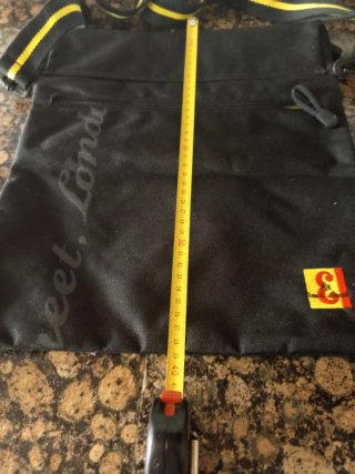 Bandolera negra con detalles amarillos