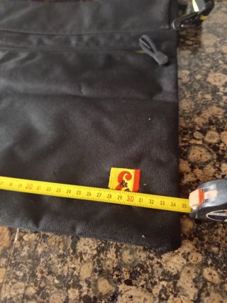Bandolera negra con detalles amarillos