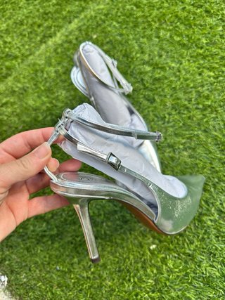 Zapatos de tacón Zara plateados