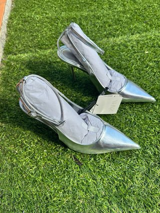 Zapatos de tacón Zara plateados