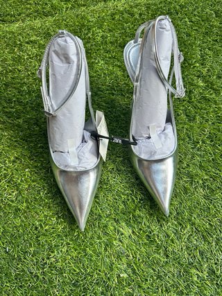 Zapatos de tacón Zara plateados