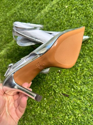 Zapatos de tacón Zara plateados