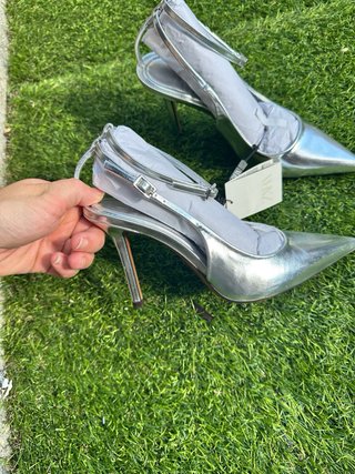Zapatos de tacón Zara plateados