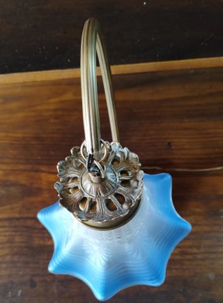 Lámpara de mesa bronce y cristal azul