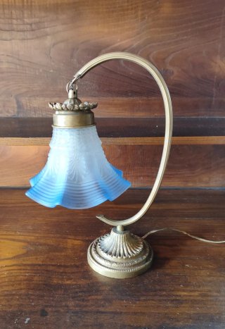Lámpara de mesa bronce y cristal azul
