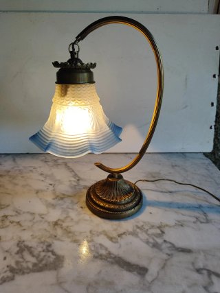 Lámpara de mesa bronce y cristal azul