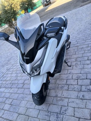 Honda Forza 300 Maxi Scooter Blanca