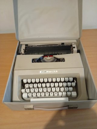 Máquina de escribir Olivetti Lettera 25