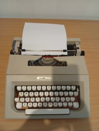 Máquina de escribir Olivetti Lettera 25