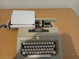 Máquina de escribir Olivetti Lettera 25