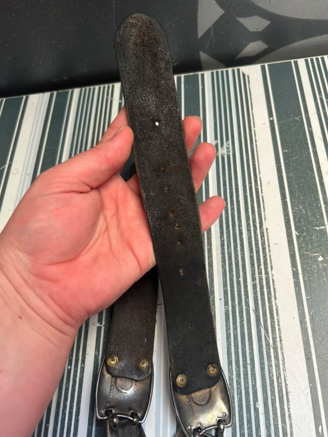 Cinturón de cuero con adornos metálicos 105 cm