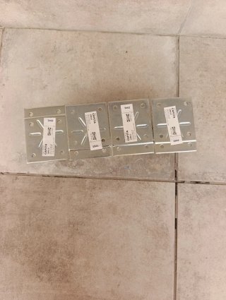 4 Patas Metálicas Regulables para Muebles
