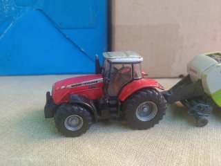 SIKU 1/87 Tractor MF 8480 + Empacadora