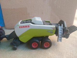 SIKU 1/87 Tractor MF 8480 + Empacadora