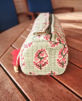 Estuche verde y rojo con borla