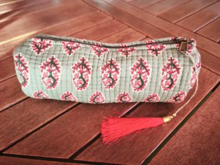 Estuche verde y rojo con borla