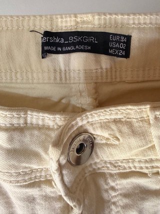 Pantalón pitillo Bershka crema talla 34. Nuevo