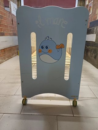Cuna de bebé azul con ballena