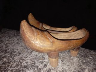 Albarcas de madera tallada