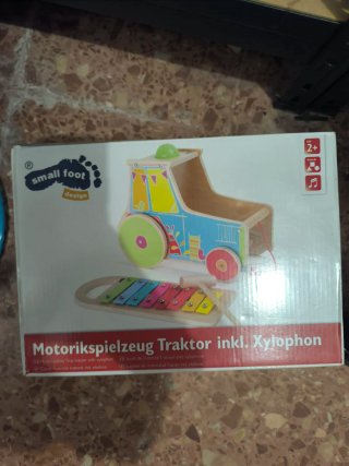 Tractor de madera con xilófono