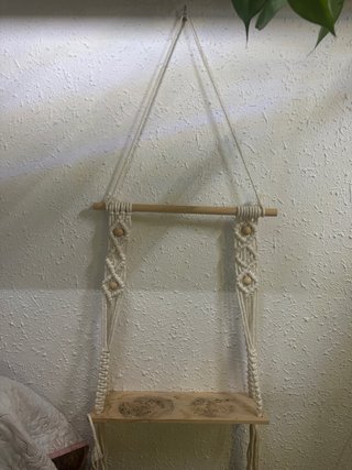 Colgador de macetas de macramé y madera