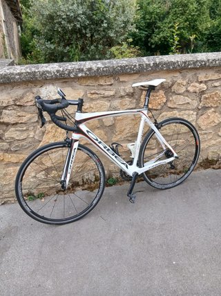 Bicicleta de carretera Orbea blanca