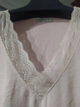 Blusa rosa con encaje