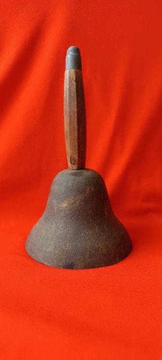 Campana antigua madera y hierro rústico
