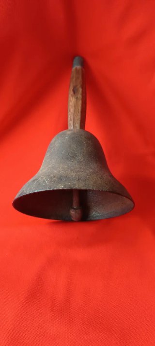 Campana antigua madera y hierro rústico