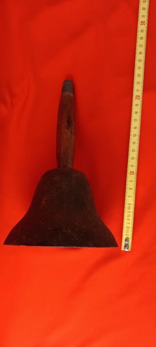 Campana antigua madera y hierro rústico