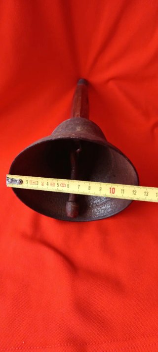 Campana antigua madera y hierro rústico