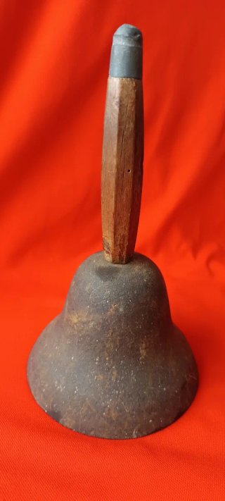 Campana antigua madera y hierro rústico