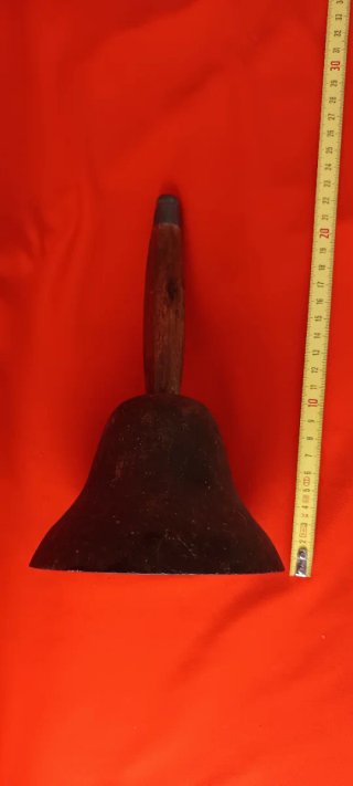 Campana antigua madera y hierro rústico