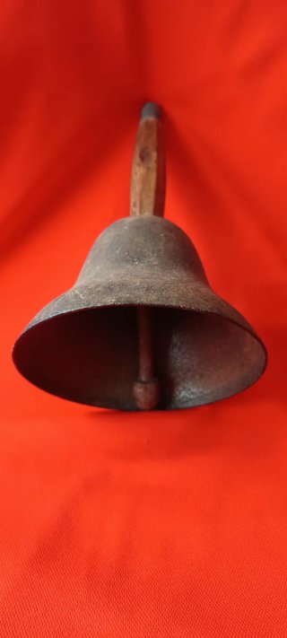 Campana antigua madera y hierro rústico