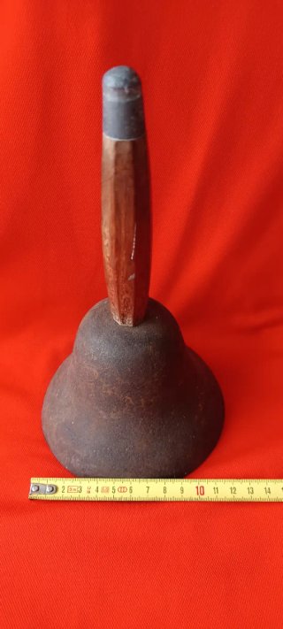 Campana antigua madera y hierro rústico