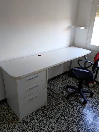 Escritorio blanco con cajonera  Incluye la silla