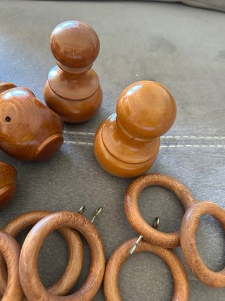 Apliques y argollas para cortinas de madera
