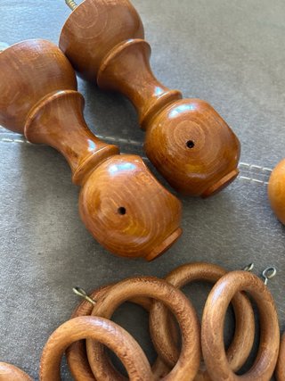 Apliques y argollas para cortinas de madera