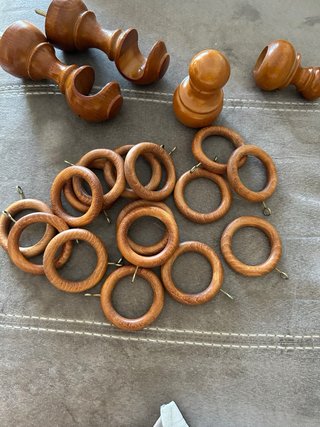 Apliques y argollas para cortinas de madera